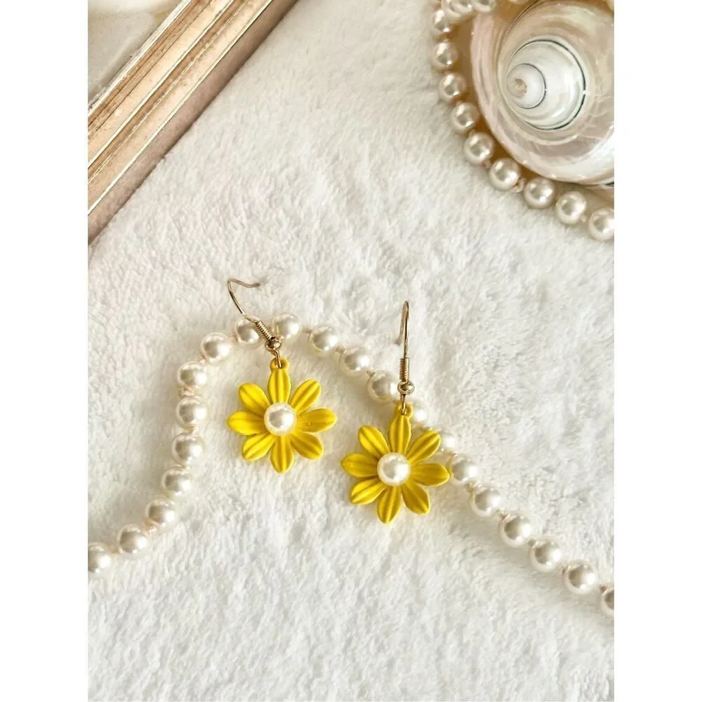 Yellow Daisy dangle earrings with faux pearl ￼